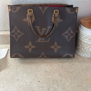 Louis Vuitton OnTheGo MM
